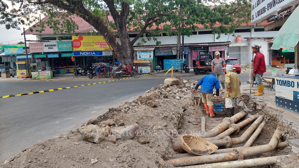 PROYEK: Pipa jaringan gas dan pipa PDAM di saluran drainase Jalan Sorogo Kecamatan Cepu dipindahkan sementara. Karena selama proses pembangunan akan dilakukan pengerukan alat berat.