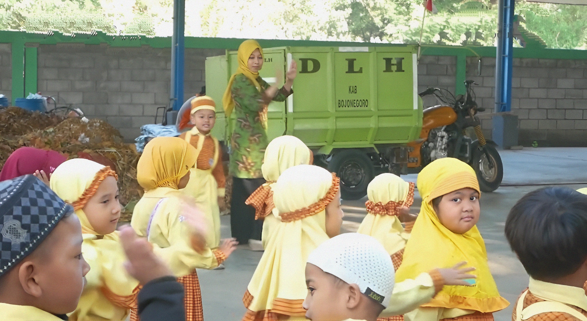 DLH Bojonegoro edukasi siswa tentang pengelolaan sampah. (IST/RDR.BJN)