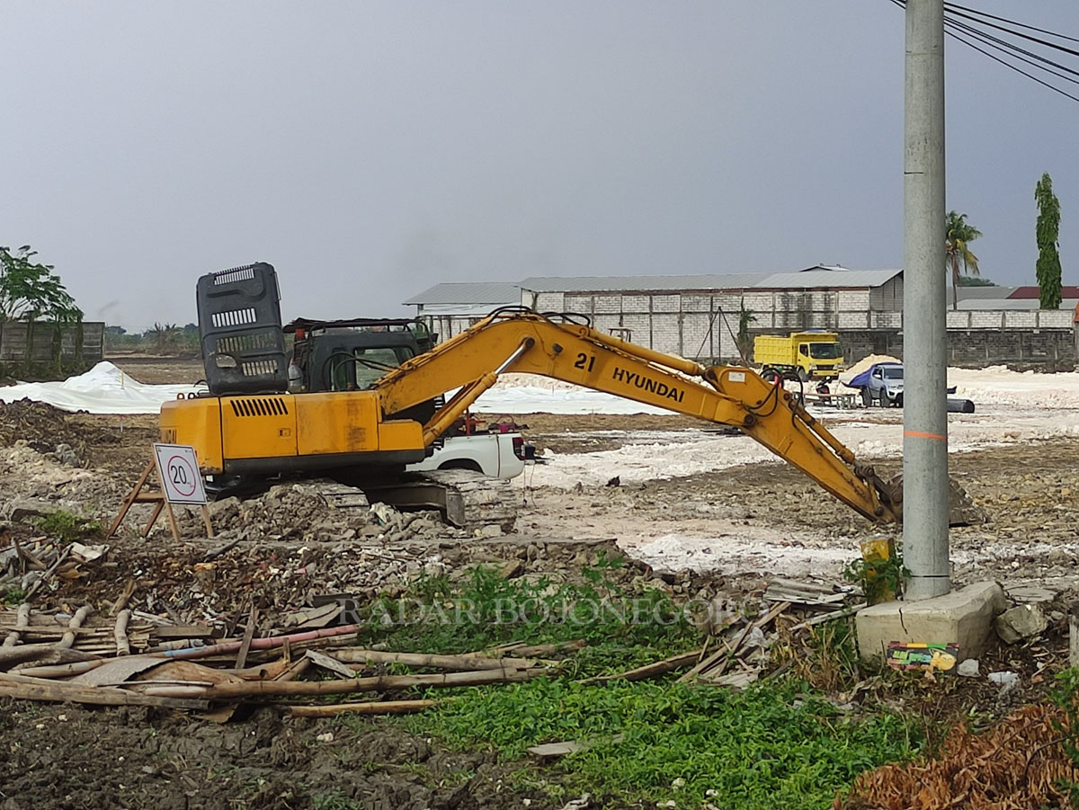 MULTIYEARS: Aktivitas pengurukan JLU mulai Desa Plosowahyu &ndash; Kelurahan Sidokumpul, Kecamatan Lamongan.  (ANJAR DWI PRADIPTA/RDR.LMG )