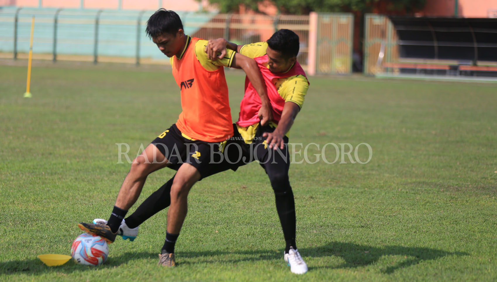 MATANGKAN SKUAD: Para pemain Persibo menjalani latihan rutin di Stadion Letjend Soedirman (SLS). Laskar Angling Dharma mewaspadai semua tim yang tergabung di grup N. (Irvan Ramadhan/RDR.BJN)