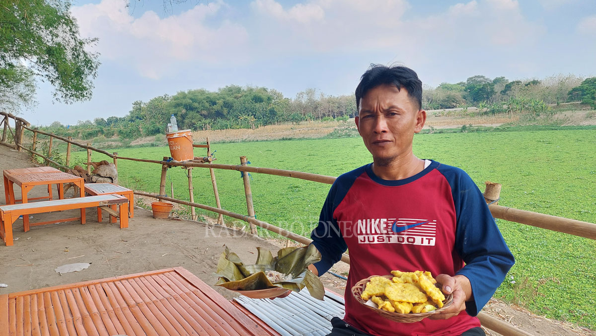 LEZAT: Garangasem Jendil jadi masakan favorit di kawasan Sumberpitu, Kecamatan Cepu. Selagi menyantap lezatnya ikan jendil, juga bisa menikmati syahdunya di tepi Bengawan Solo.