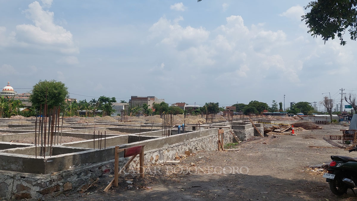 PROGRES: Proyek revitalisasi Terminal Cepu mengejar progres pembangunan. Saat ini, progresnya masih di angka 14 persen. (LUKMAN HAKIM/RADAR BLORA)