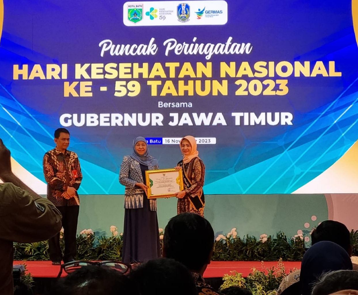 MEMBANGGAKAN : Fitri Munira Pitaloka saat menerima penghargaan dari Gubernur Jatim Khofifah Indar Parawansa. (PEMKAB BOJONEGORO FOR RADAR BOJONEGORO)