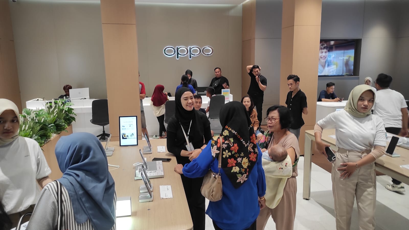 OPPO offline store buka di Bojonegoro. (IST/RDR.BJN)