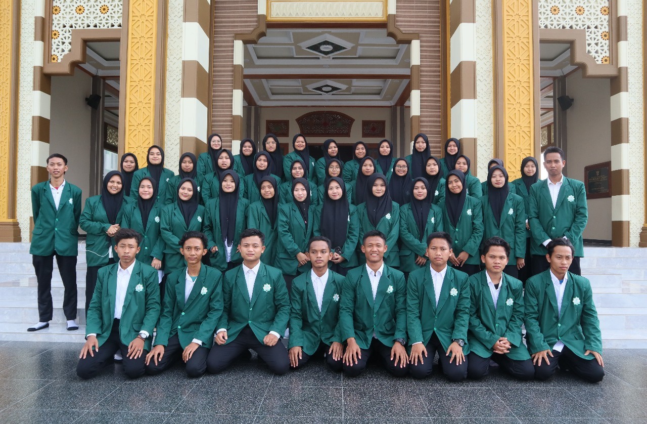 DIKUKUHKAN : Civitas Akademika IAI Al-Fatimah mengukuhkan BEM, HMPS, dan UKM. (IST/RDR.BJN)