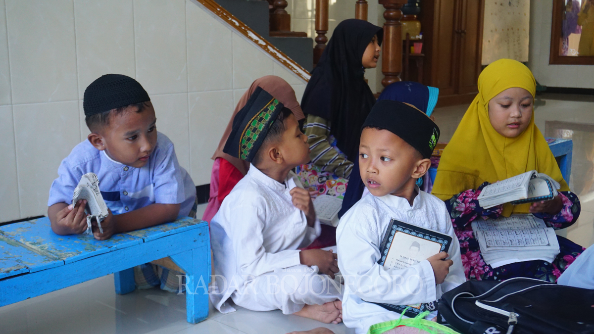 SANTRI CILIK: Anak-anak sedang mengaji di salah satu madrasah diniyah di Kabupaten Bojonegoro. Bosda Madin sebesar Rp 34 miliar akan segera cair.