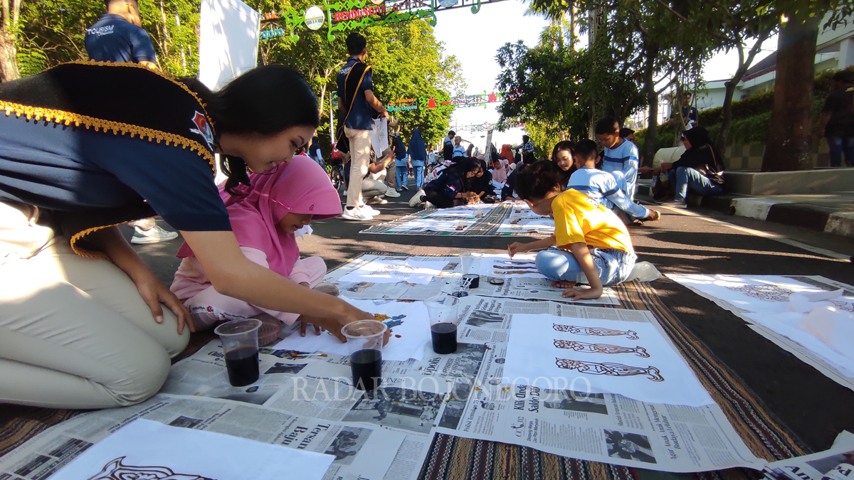 KREATIVITAS: Kangen Yune mendampingi anak-anak mewarnai motif Batik Bojonegoro dalam event Selaras pada Minggu (19/11).