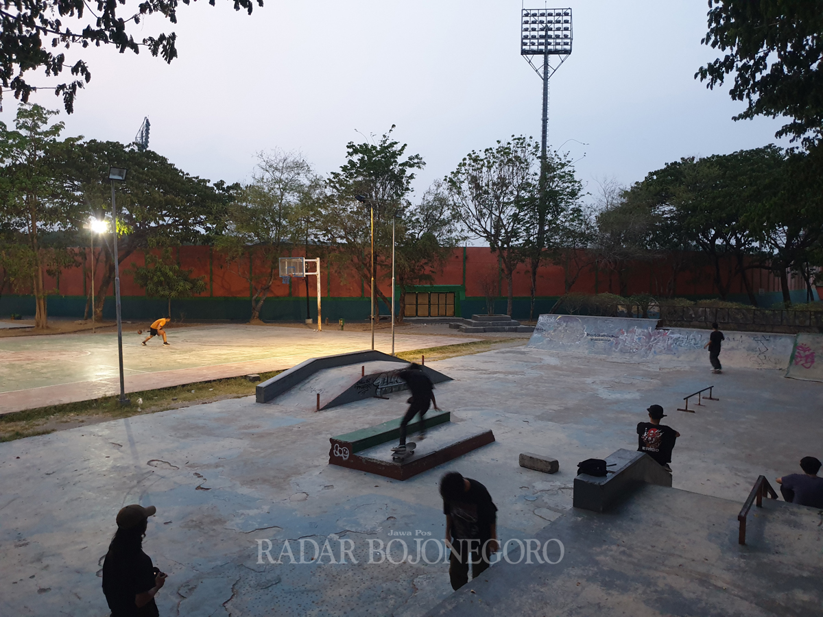 GELAP: Skatepark di Kompleks Stadion Letjend Soedirman Bojonegoro ini gelap. Sejumlah fasilitas lain juga rusak. Butuh perhatian instansi terkait. (HAKAM ALGHIVARI/RDR.BJN)