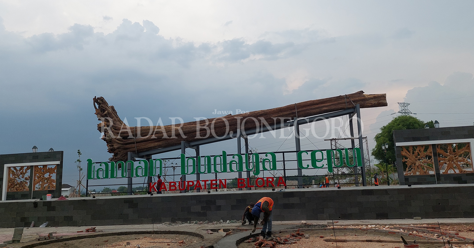 MOLOR: Progres pengerjaan Taman Budaya Cepu molor. Seharusnya proyek senilai Rp 2,5 miliar itu selesai pada 2 November lalu. (LUKMAN HAKIM/RDR.BJN)