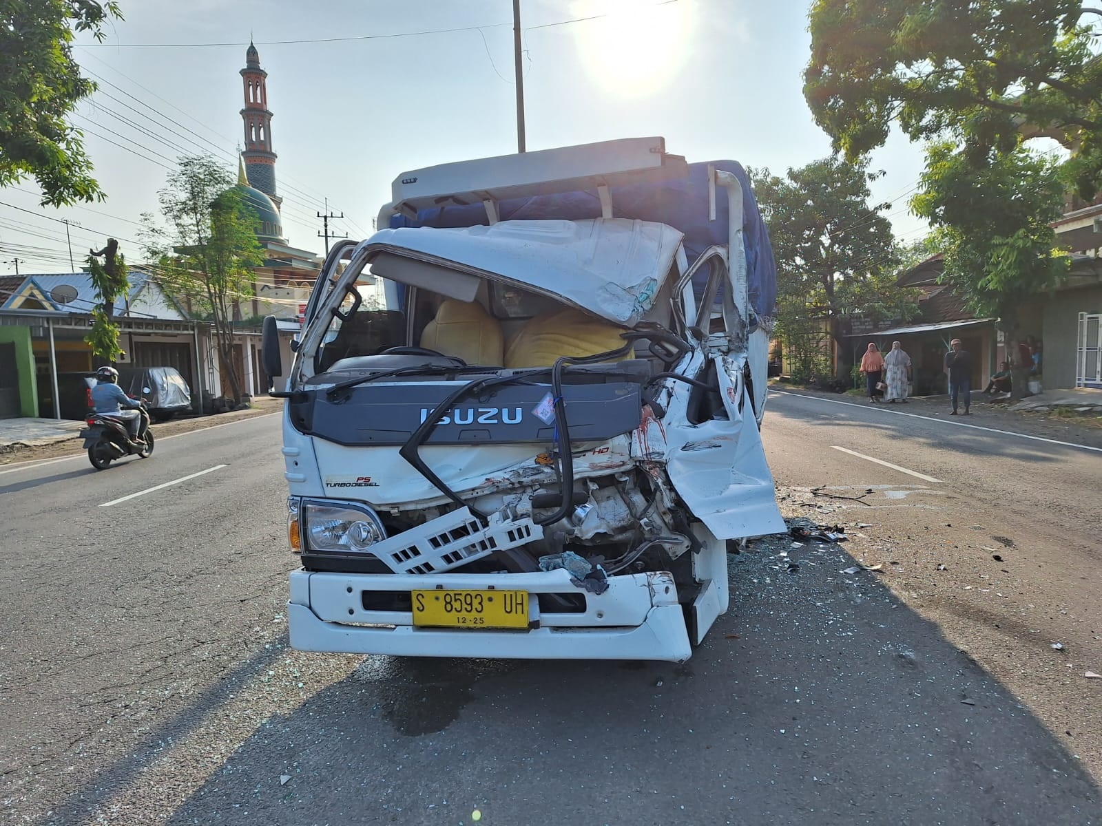 TAK BERBENTUK: Bagian depan truk nopol S 8593 UH ringsek usai menabrak dump truk nopol W 9347 UH di jalan nasional, tepatnya di Desa Sukoanyar, Kecamatan Turi, Minggu pagi (19/11).