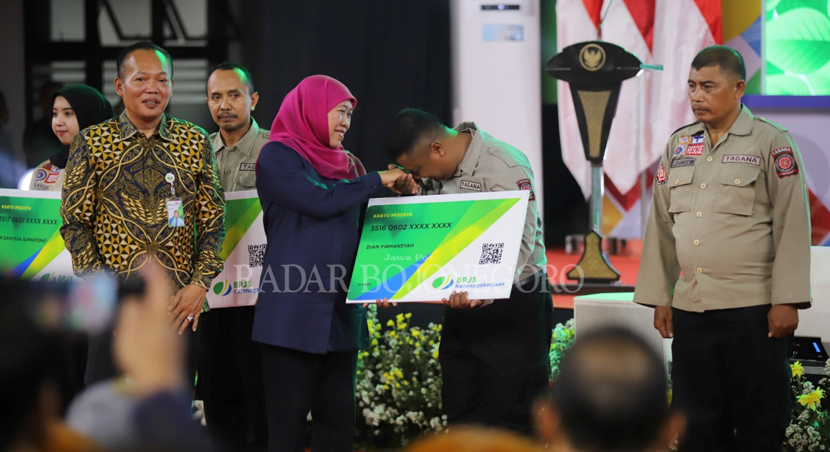 PEDULI: Gubernur Khofifah Indar Parawansa memberikan kepesertaan BPJS Ketenagakerjaan kepada Tagana dan TKSK dalam acara Sapa Pilar Kesejahteraan Sosial Senin.(HAKAM ALGIVARY/RDR.BJN)