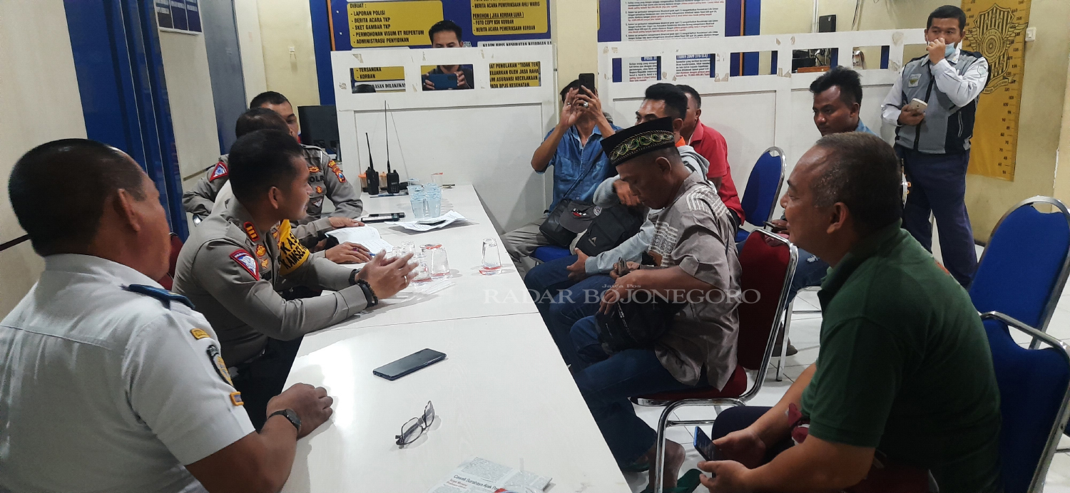 KENA SANKSI: Pertemuan pengurus PO beserta sopir bus Bintang Mas dan Bangau Mas di Mapolres Lamongan Senin (20/11).  (GAMAL A/RDR.LMG )