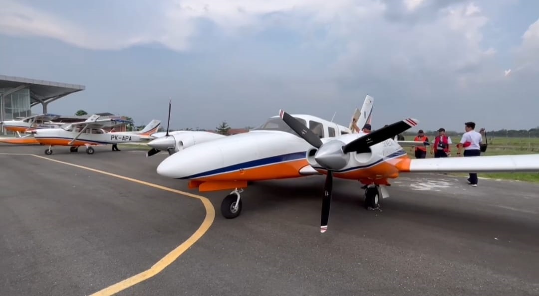 OPTIMALISASI: Tiga pesawat latih API Banyuwangi mendarat di Bandara Ngloram pada Rabu lalu (15/11). (ISTIMEWA/RADAR BLORA)