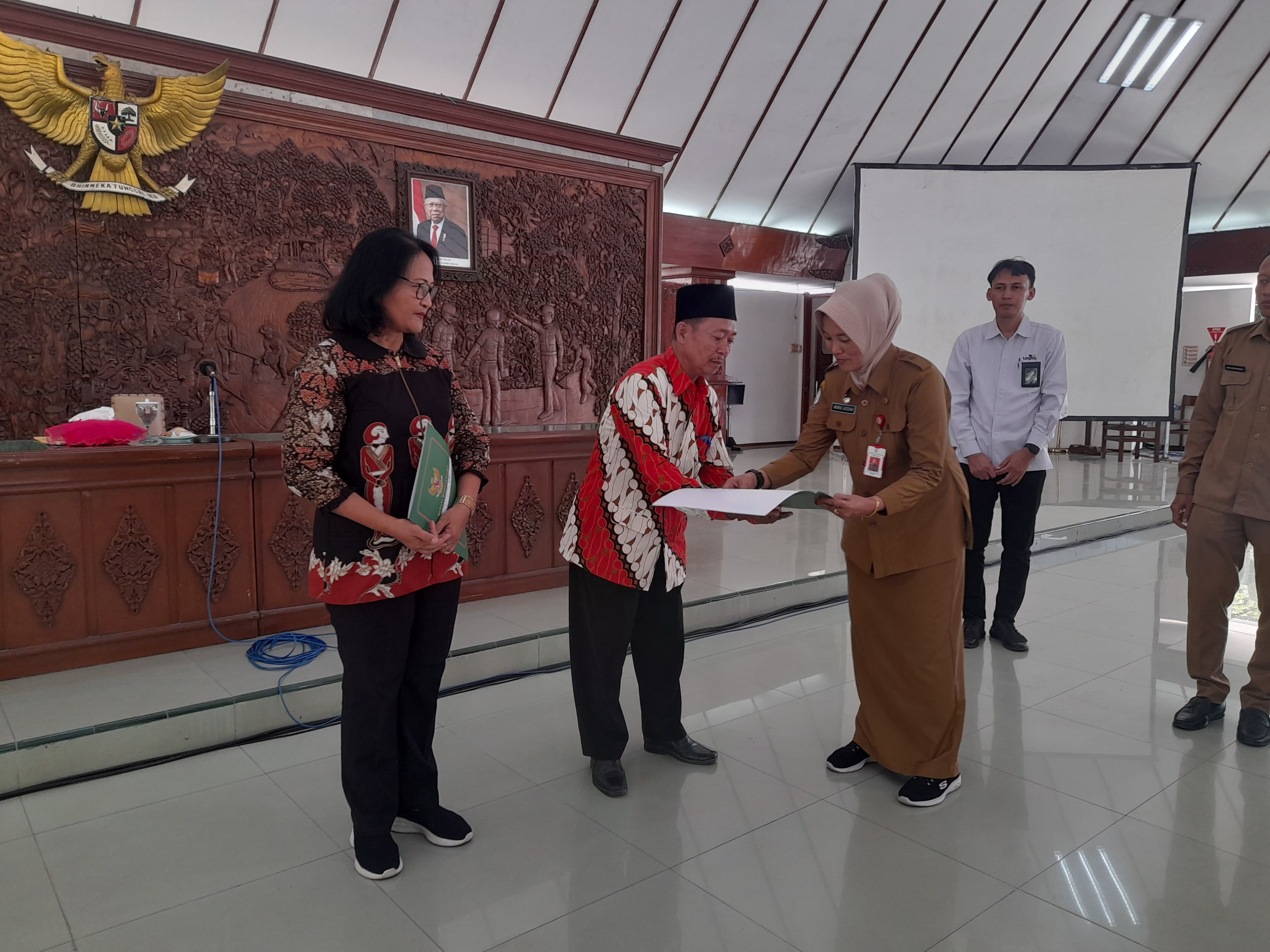SK pensiun diserahkan kepada 43 PNS di Bojonegoro. 