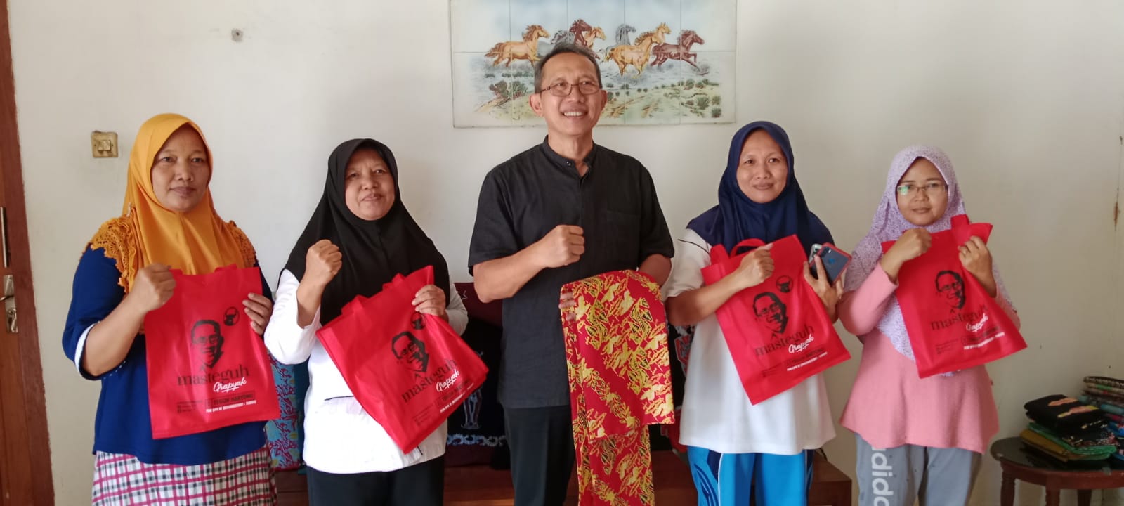 Mas Teguh berpose dengan ibu-ibu yang memproduksi batik khas Jonegoroan. (IST/RDR.BJN)