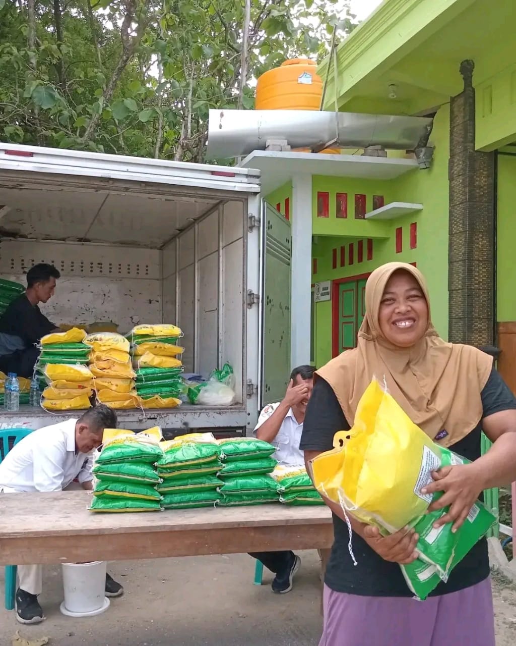 Warga sumringah serbu beras murah. (IST/RDR.BJN)