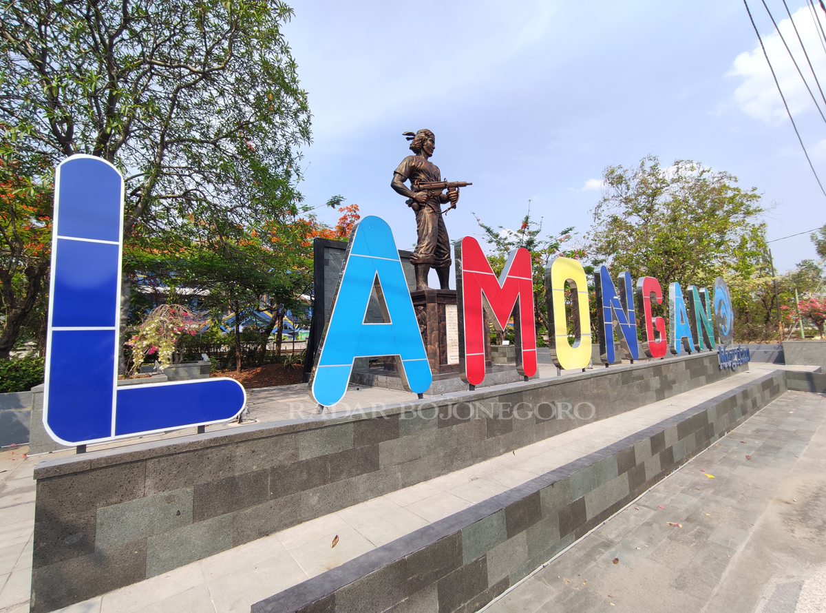 LAMPU BELUM TERPASANG: Patung Kadet Suwoko bakal ditambahi lampu.  (ANJAR DWI PRADIPTA/RDR.LMG )