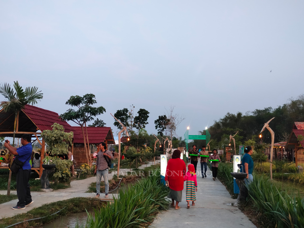 RAMAI: Wisata andalan di Desa Bangsri ialah Noyo Gimbal View. Puluhan ribu pengunjung desa wisata di Kecamatan Jepon tersebut. (RAHUL OSCARRA DUTA/RADAR BLORA)