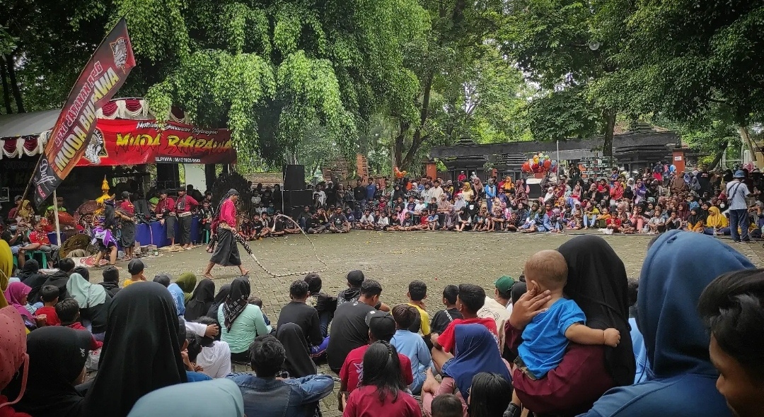 DONGKRAK EKONOMI: Objek wisata Kahyangan Api Bojonegoro dipenuhi pengunjung. Pemkab fokus tingkatkan fasilitas objek wisata untuk mengdongkrak ekonomi warga.(IST/RDR.BJN)