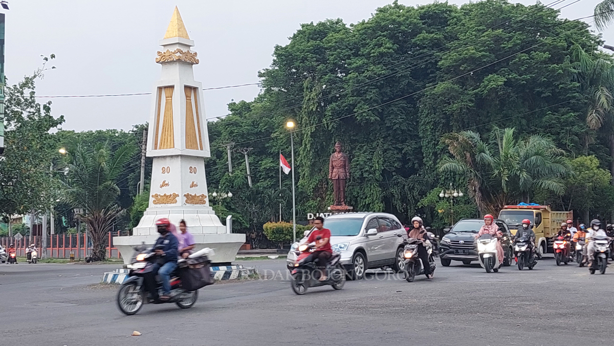 PEKERJA: Lalu lintas di Tugu Cepu tampak padat pengendara saat sore kemarin (21/11). Sebagian masyarakat lalu lalang pulang kerja. (LUKMAN HAKIM/RADAR BLORA)