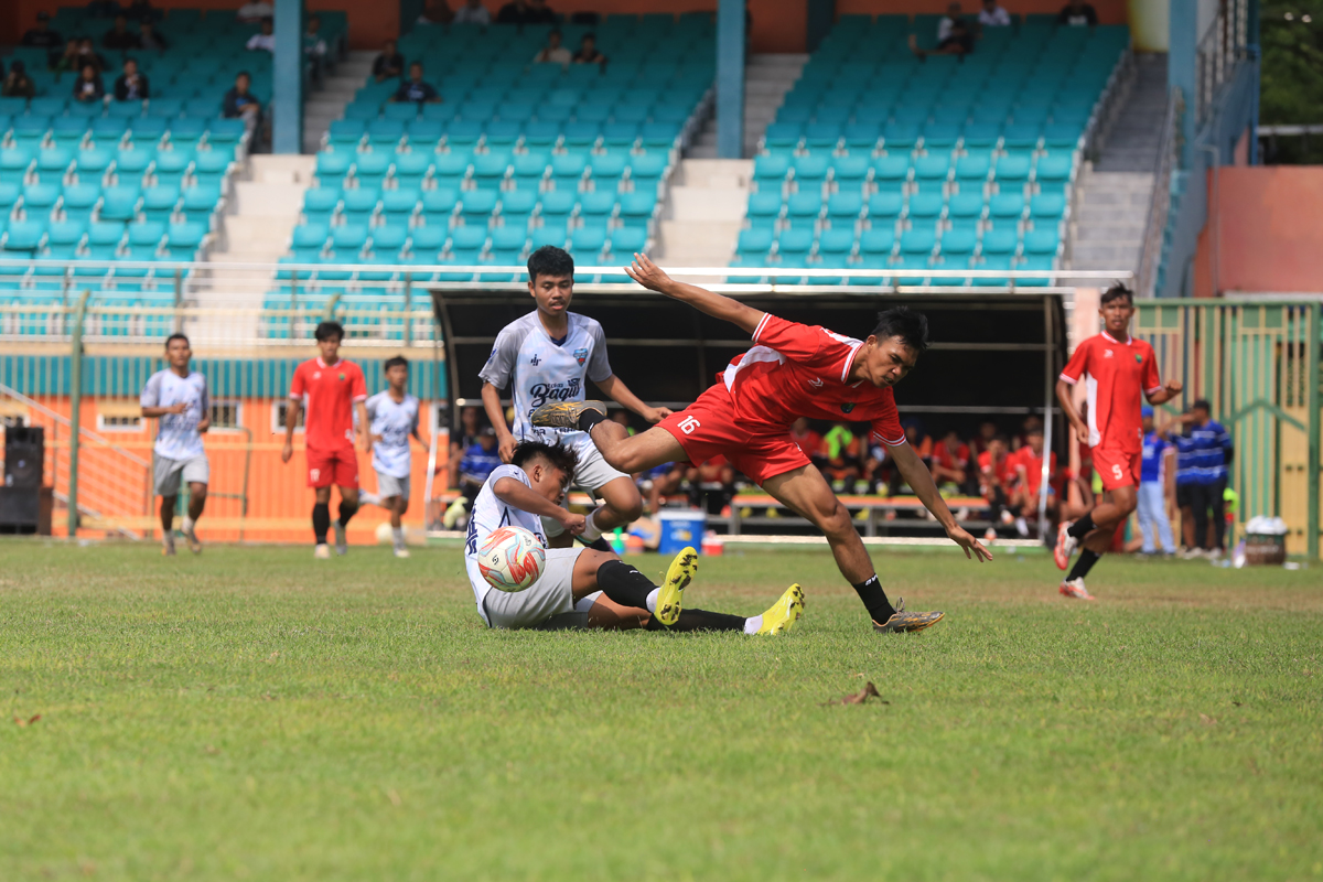 BENTURAN: Pemain Persibo mengalami benturan ketika menjalani uji coba di Stadion Letjen Soedirman minggu lalu. Hari ini (22/11) Laskar Angling Dharma menjalani uji coba melawan Persedikab Kediri.