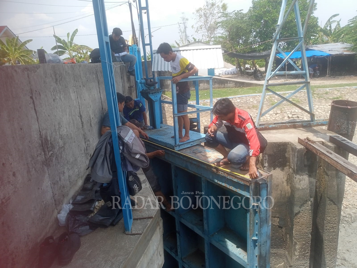 ANTISIPASI BANJIR: Kondisi sluis kuro di Kecamatan Karangbinangun dicek sebelum ketinggian air bertambah saat musim hujan.(GAMAL A/RDR.LMG)