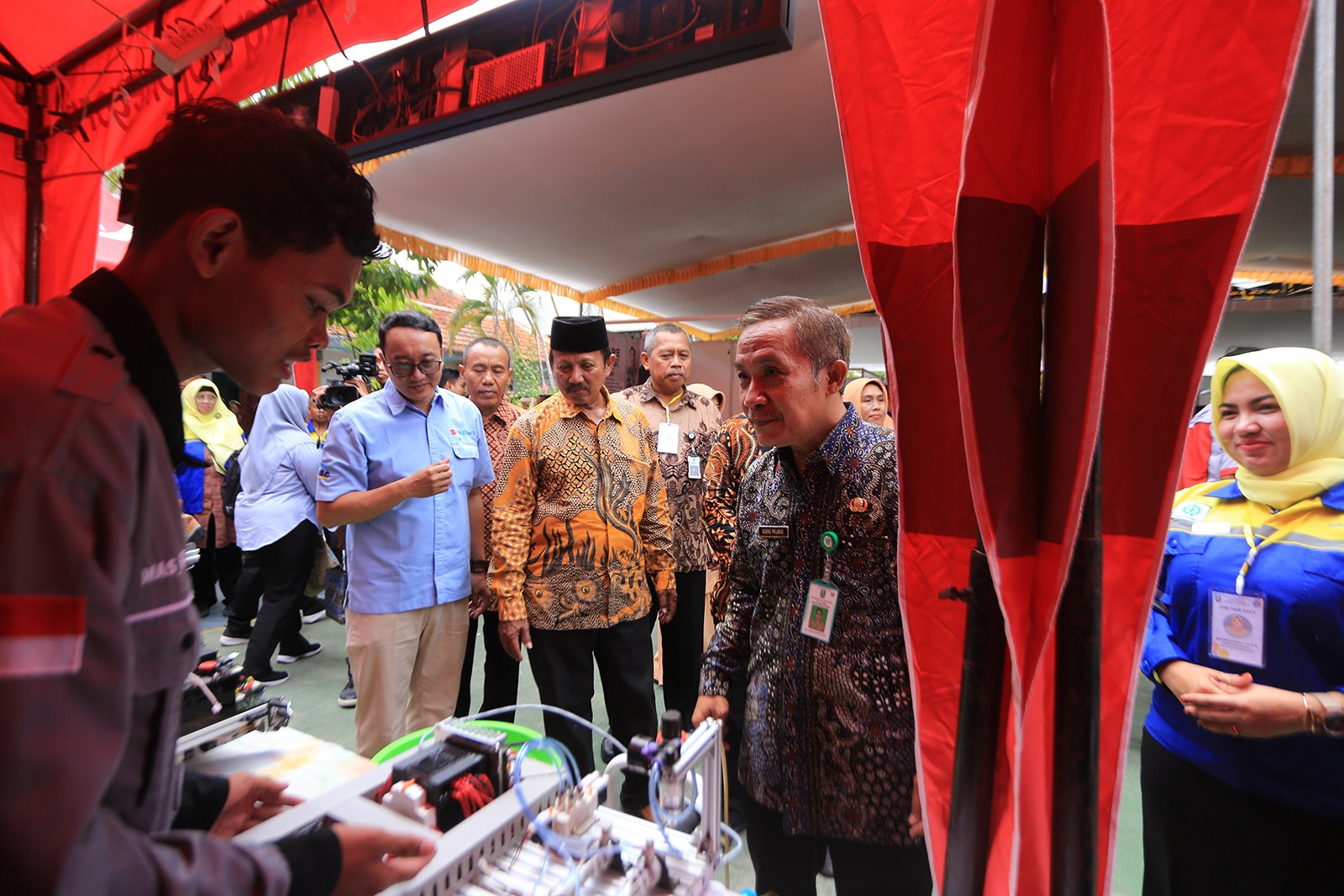 PRESTASI: Kasi SMK Cabdisdik melihat hasil karya siswa berprestasi SMKN 2 Bojonegoro yang turut dipamerkan pada job fair. (IST/RDR.BJN)