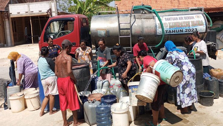 DARURAT: Warga Desa Genjahan, Kecamatan Jiken antre dropping air bersih dari BPBD Blora pada Rabu lalu (22/11). (IST/RADAR BLORA)