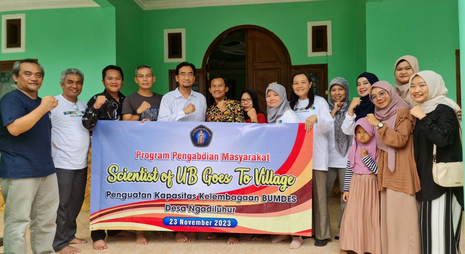 PENGABDIAN MASYARAKAT: Rektor UB Prof Widodo membuka acara penyuluhan dan pemeriksaan gigi di SMPN 1 Kapas kemarin. (UB FOR RADAR BOJONEGORO)