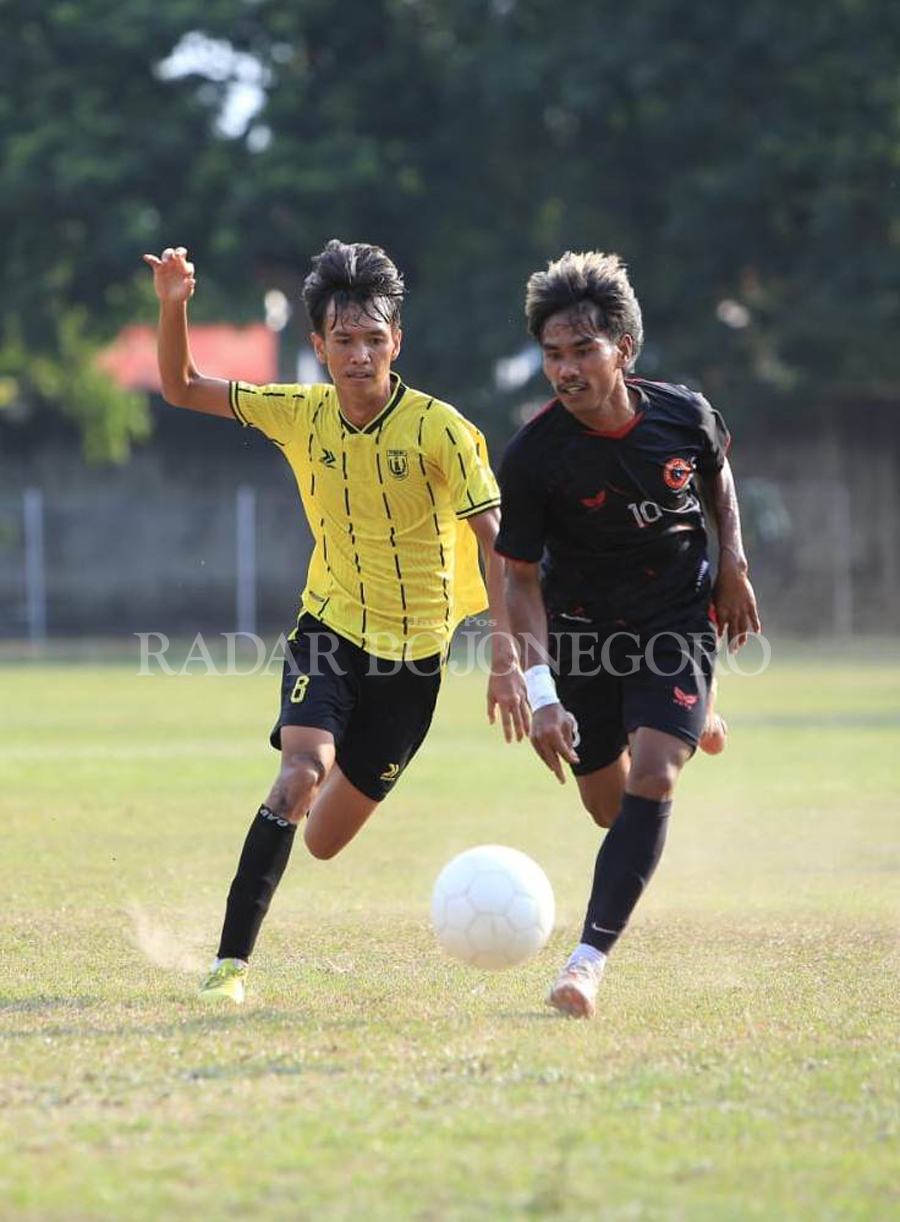 DI KANDANG LAWAN: Persibo saat uji coba melawan Persedikab di kandang lawan Rabu (22/11) lalu. Hari ini menjadi memonetum balas dendam. (IST/RDR.BJN)
