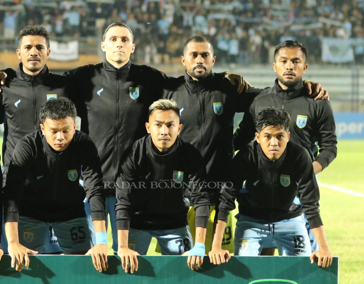 SERING DITURUNKAN:  Alfin Ismail Tuassalamony (kiri atas) sebelum pertandingan Persela di Stadion Surajaya Lamongan.  (ANJAR DWI PRADIPTA/RDR.LMG )