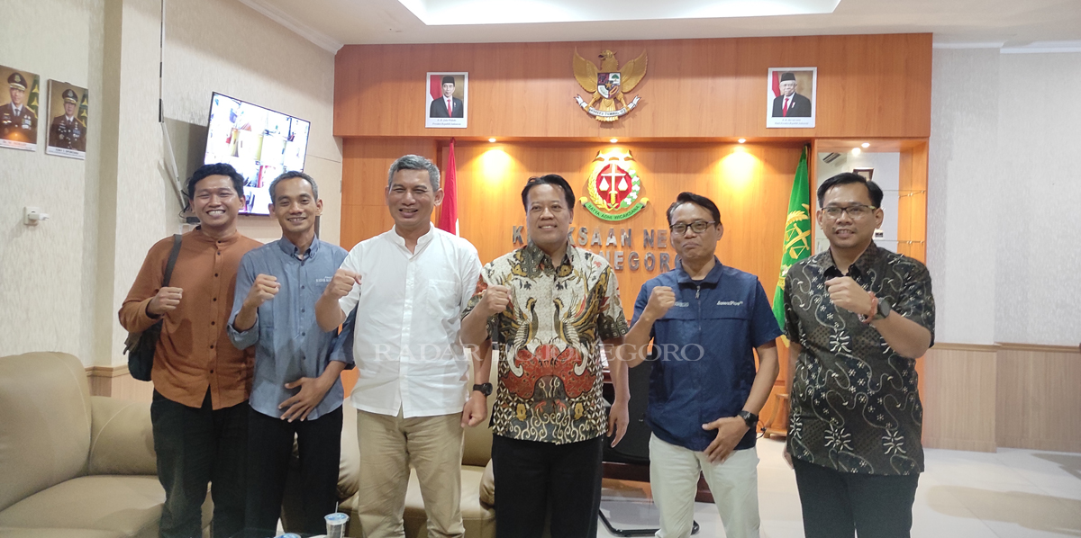 SINERGI: Kajari Bojonegoro Muji Martopo (baju batik) foto bersama Direktur Radar Bojonegoro Bachtiar Febrianto (baju putih) usai diskusi di Kejari Bojonegoro kemarin (24/11). Dibutuhkan sinergitas