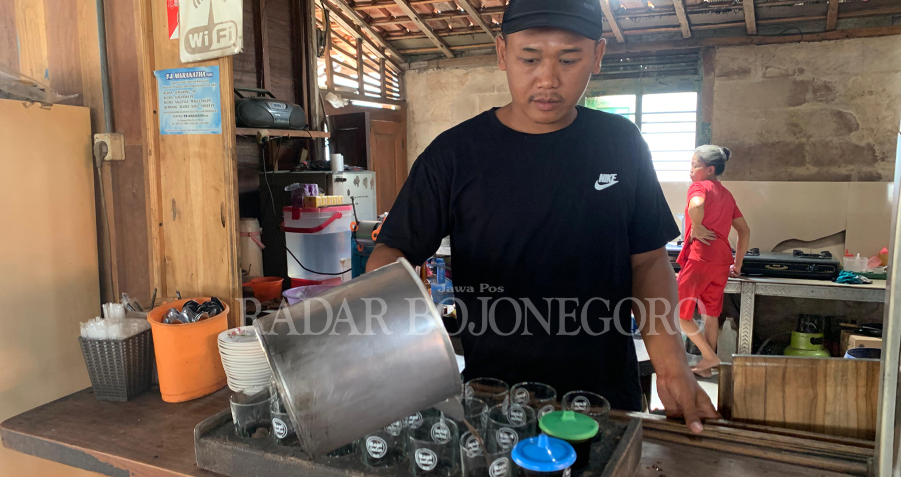 LEGENDARIS; Kopi Santan Mbah Sakijah konsisten selama 40 tahun. Racikan rahasia dapur pribadi, kopi santan legendaris ini selalu ramai pengunjung.  (RAHUL OSCARRA DUTA/RDR.BJN)
