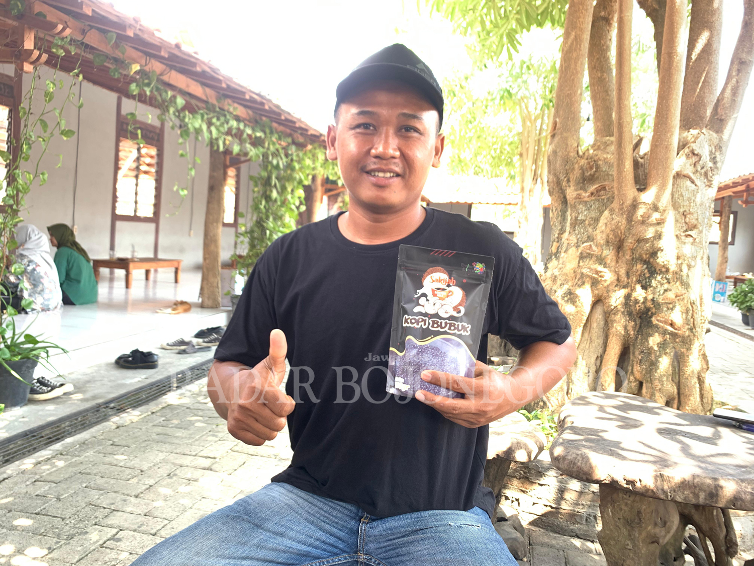 PENERUS: Rokhim pamerkan kopi bubuk kemasan yang pernah sempat dikirim ke Korea. Rokhim merupakan penerus generasi ketiga. (RAHUL OSCARRA DUTA/RDR.BJN)