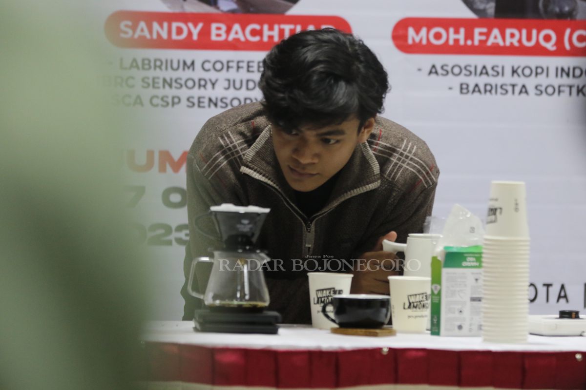 BANYAK TEKNISI YANG BISA DIGUNAKAN : Barista mempratikan cara memproses pembuatan kopi agar citra rasanya tinggi. (ANJAR DWI PRADIPTA/RDR.BJN)