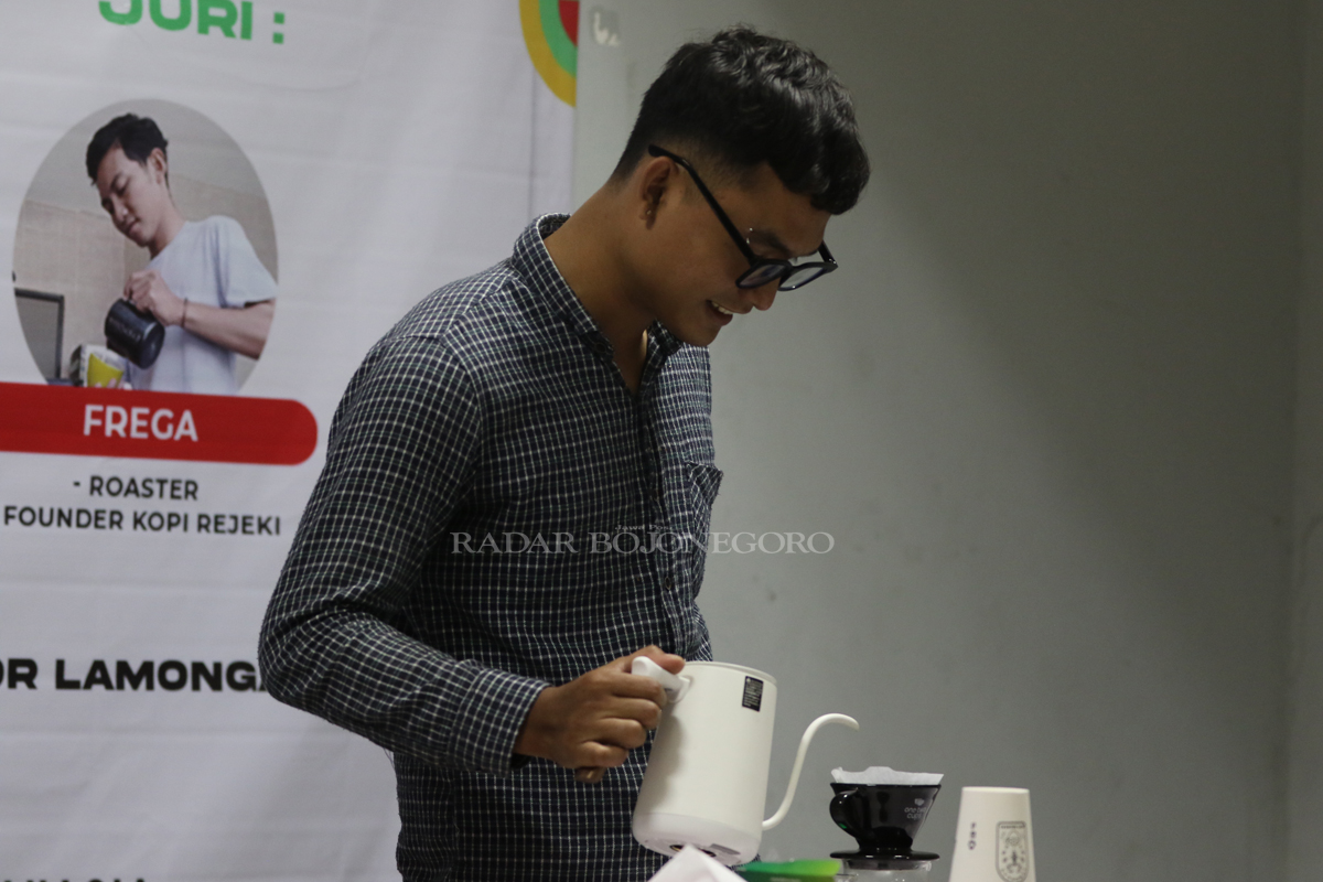 BANYAK TEKNISI YANG BISA DIGUNAKAN : Barista mempratikan cara memproses pembuatan kopi agar citra rasanya tinggi. (ANJAR DWI PRADIPTA/RDR.BJN)