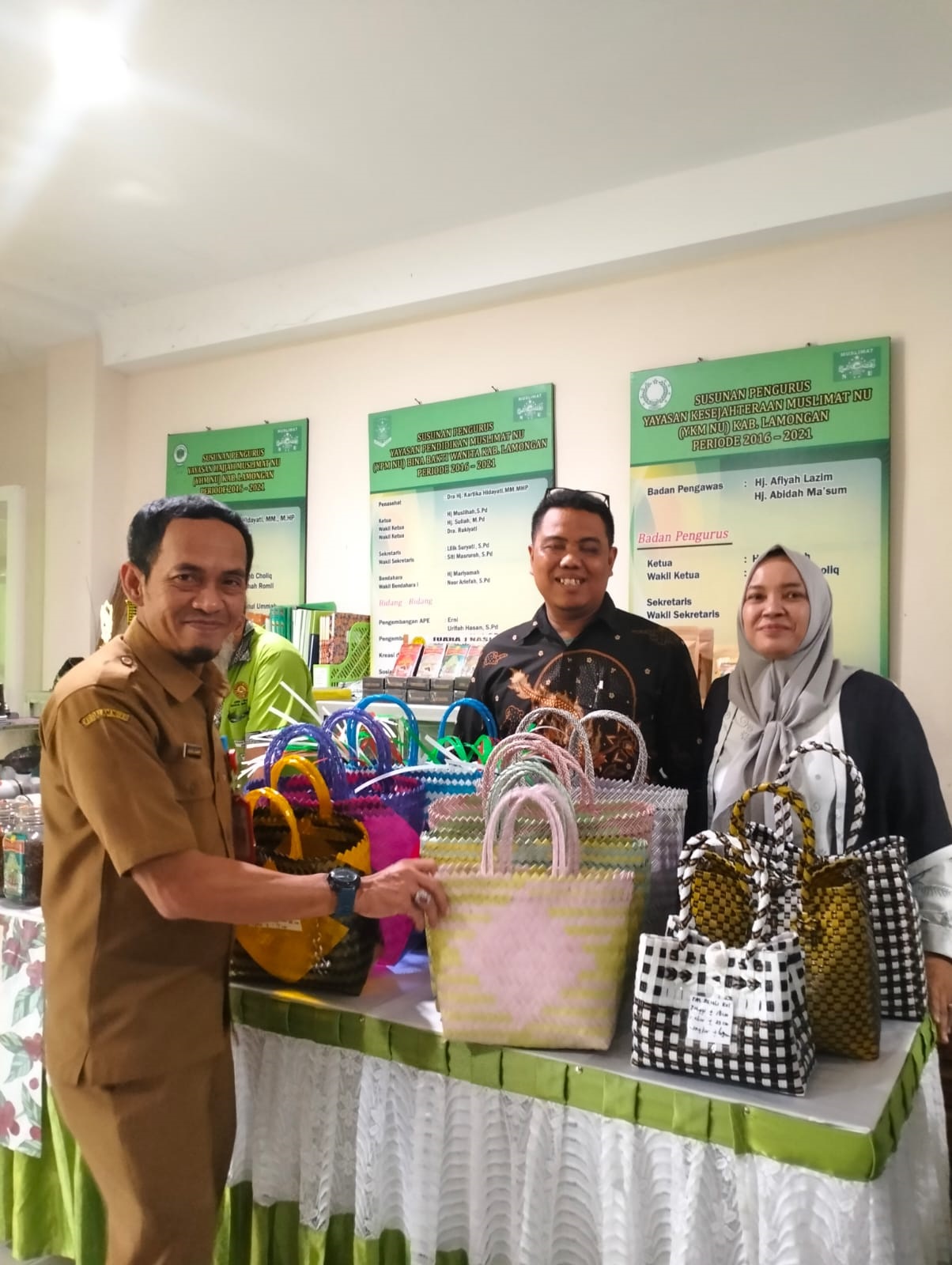 Kepala Dinas Perindustrian dan Perdagangan Kabupaten Lamongan, Anang Taufiq, menunjukkan hasil industri anyaman yang ada di Kabupaten Lamongan. (IST/RDR.LMG)