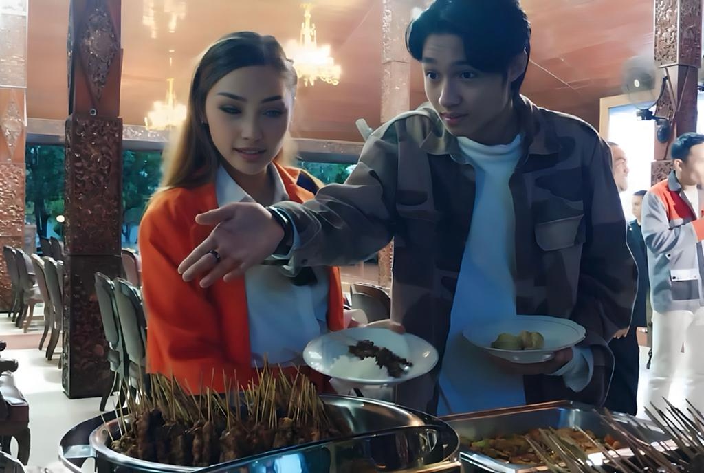 LEZAT: Keisha Alvaro (kanan) dan Natascha Germania (Kiri) tampak kepincut cita rasa dan kelezatan Sate Blora yang merupakan kuliner khas Blora. (IST/RDR.BJN)