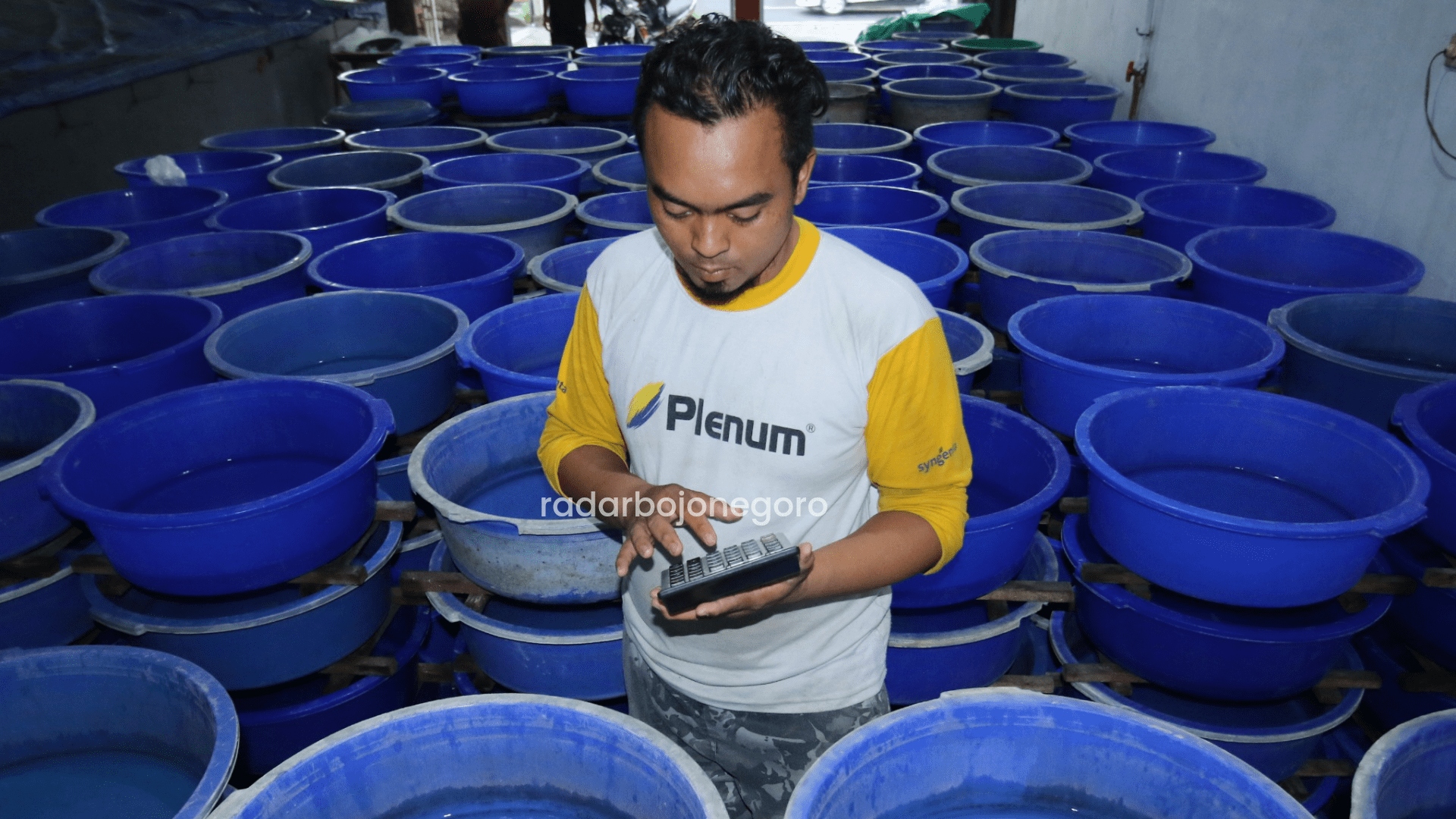 DISIAPKAN UNTUK PETAMBAK: Salah satu tempat penjualan benih ikan yang ada di Lamongan. (ANJAR DWI PRADIPTA/RDR.LMG)