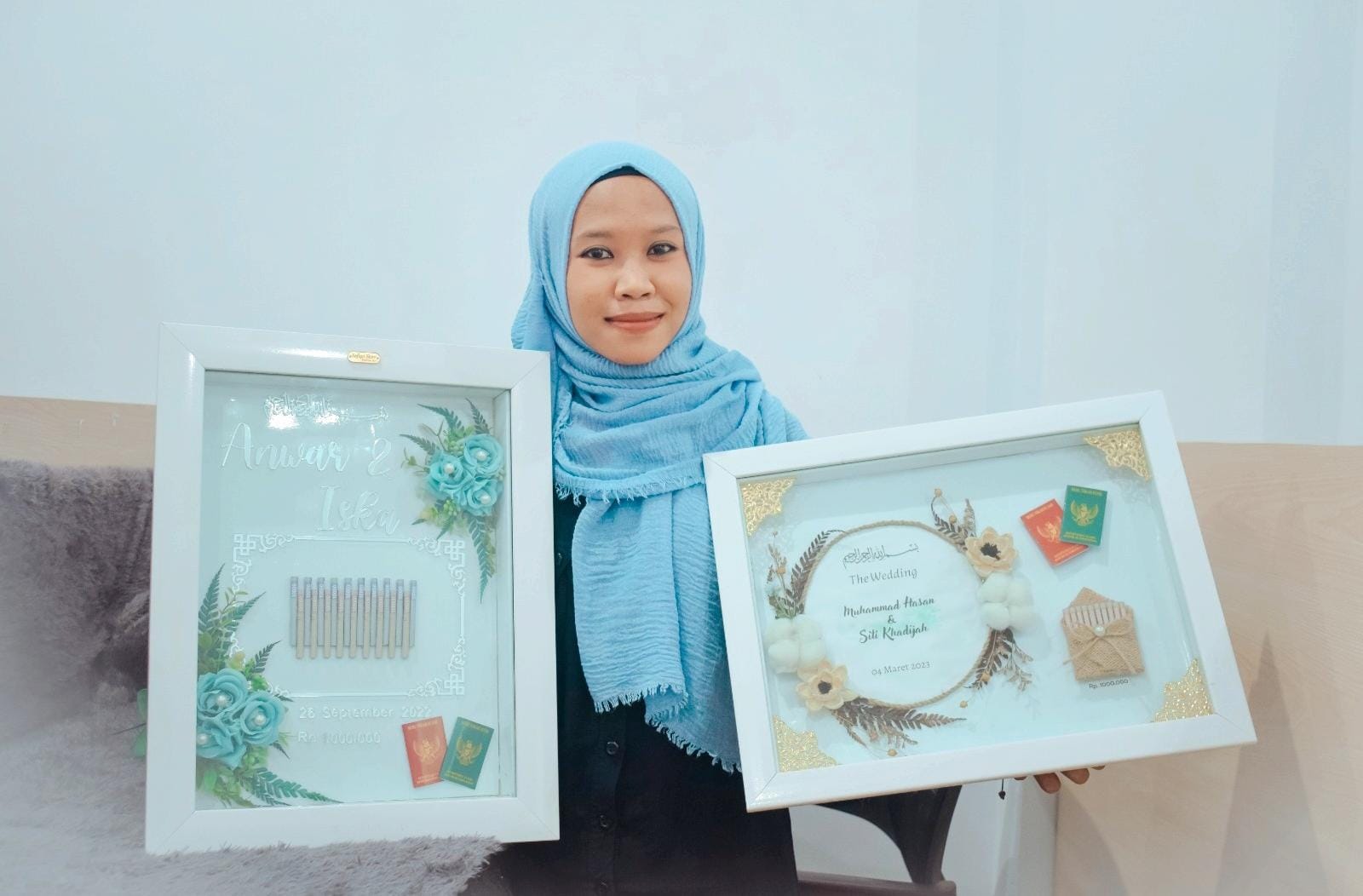 BERKARYA: Siti Sofiyatun menunjukkan salah satu karyanya, yaitu bingkai mahar tiga dimensi. (IST/RDR.BJN)