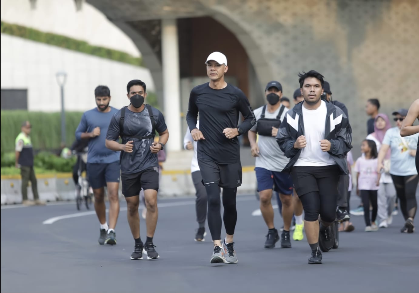 CAR FREE DAY: Ganjar Pranowo lari pagi bersama influencer Thoriq Halilintar di Jalan Jenderal Sudirman, Jakarta Pusat, Minggu (19/11). (Foto: Tim Media Ganjar Pranowo)