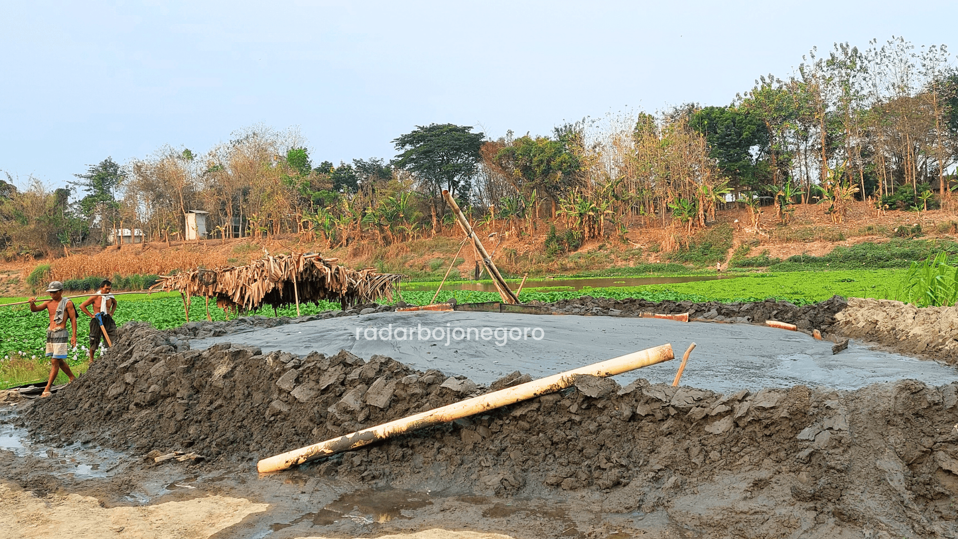 TAMBANG: Sisa aktivitas tambang pasir di bantaran Bengawan Solo turut Desa Sumberpitu Kecamatan Cepu. (LUKMAN HAKIM/RDR.BJN))