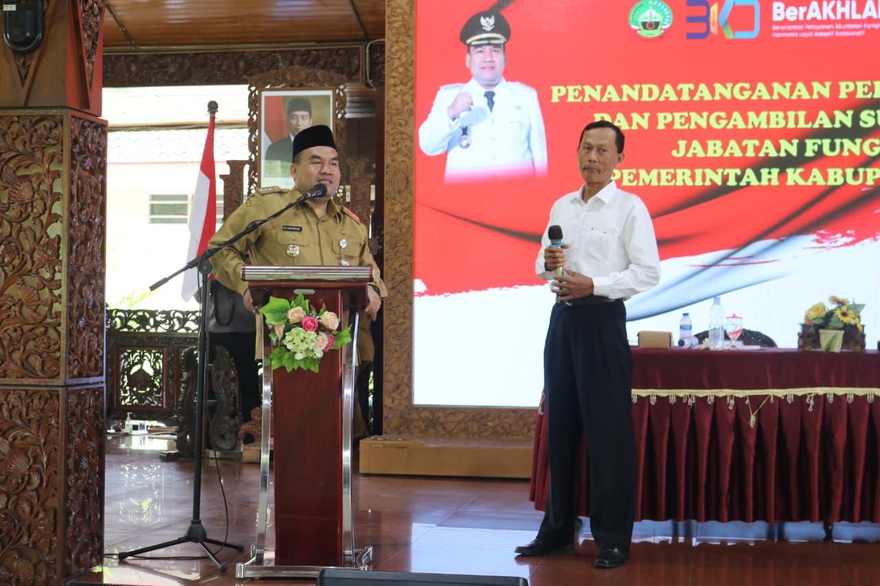 PENGABDIAN: Setelah pengabdian selama 32 tahun sebagai pegawai honorer DP4 Blora, Sumarwan (kanan) kini dilantik Bupati Blora Arief Rohman (kiri) sebagai ASN PPPK. (IST/RADAR BLORA)