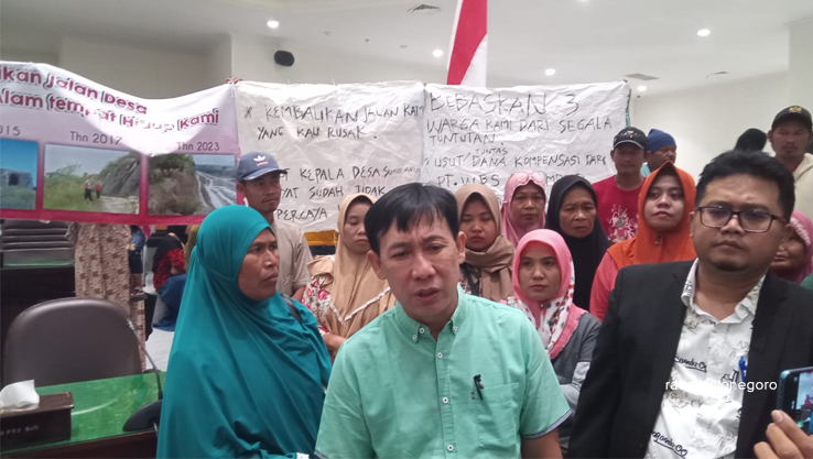 TERIMA ASPIRASI: Pimpinan DPRD memberikan keterangan usai menerima aspirasi peserta aksi dari Desa Sumuragung, Kecamatan Baureno. Warga menuntut transparansi pemdes desa setempat terkait dana kompensa