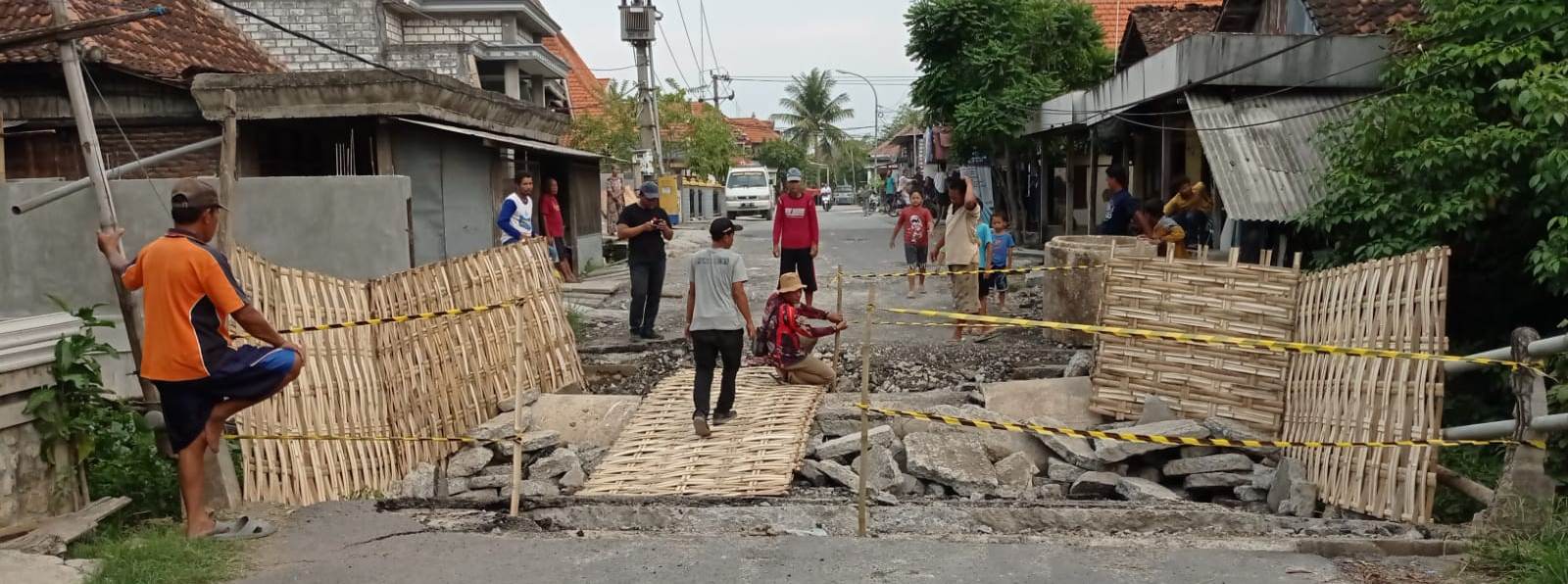 BELUM PERMANEN: Perbaikan darurat di Jembatan Tiwet, Kecamatan Kalitengah yang patah Selasa (28/11). (IST/RDR.LMG)