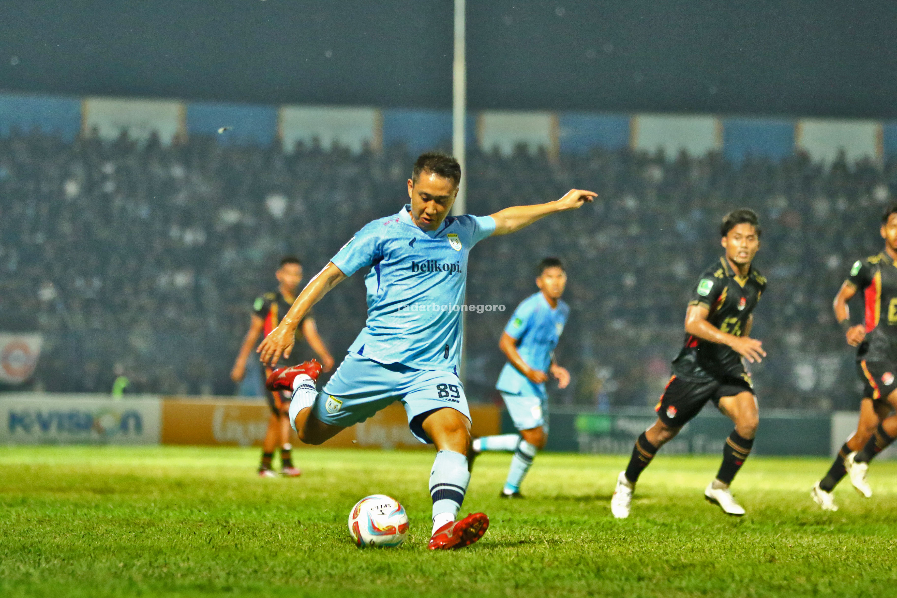 HARUS MAKSIMAL: Skuad Persela harus mempertahankan rekor Persela, yang tak pernah kalah di kandang selama menjalani laga grup 3 Liga 2. (ANJAR DWI PRADIPTA/RDR.LMG)