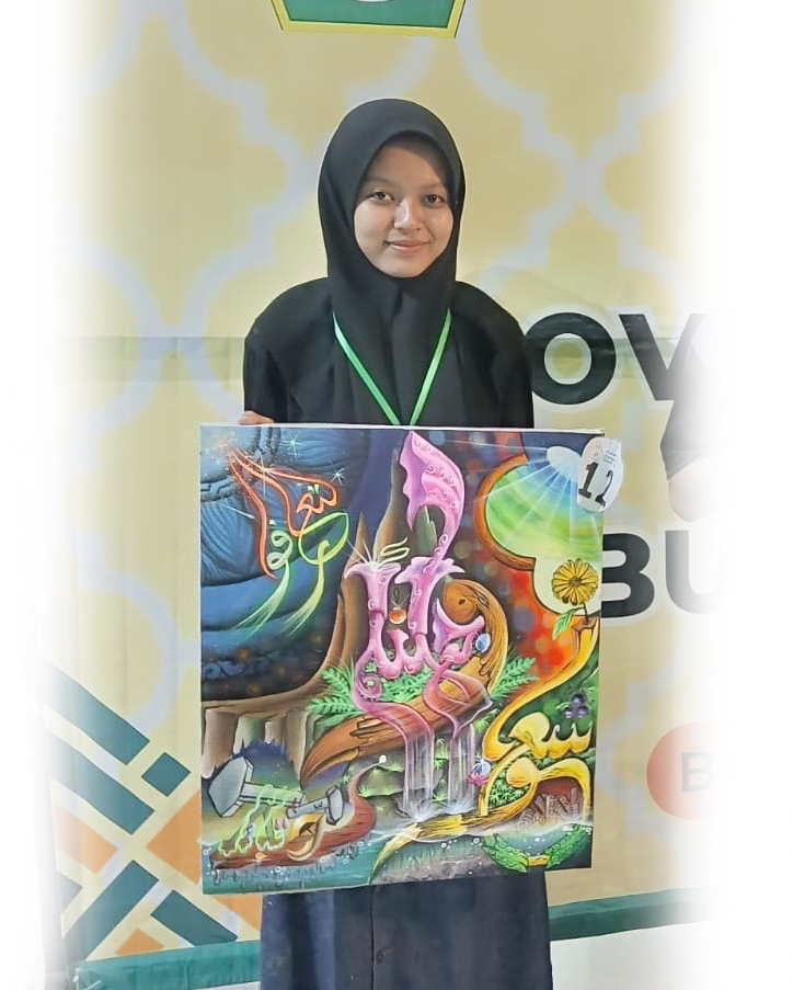 JUARA JATIM: Adibatun Nadliroh, Juara 1 Lomba Kaligrafi Porseni MA Jatim menunjukkan karyanya. (ISTIMEWA/RADAR BOJONEGORO)