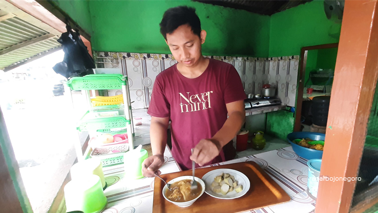RESEP WARISAN NENEK: M Yayan Firmansyah siap menyajikan kikil yang dipesan pengunjung warungnya. (GAMAL AYATULLAH/RADAR LAMONGAN)