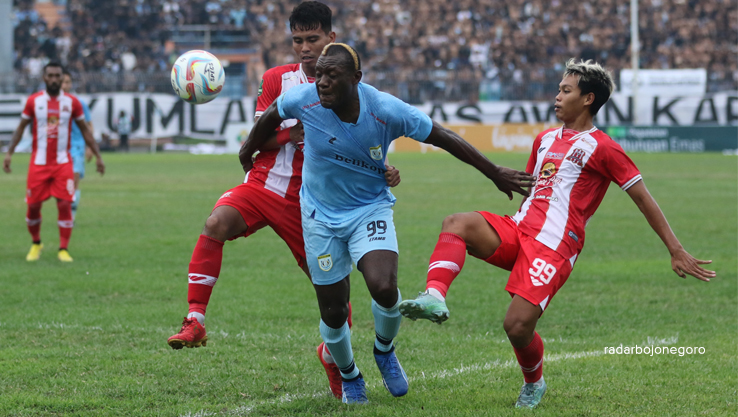 BARU SUMBANG SATU GOL: Striker Persela Herman Dzumafo Epandi dikawal dua pemain Deltras di Stadion Surajaya Kamis (30/11). (ANJAR DWI PRADIPTA/RDR.LMG)