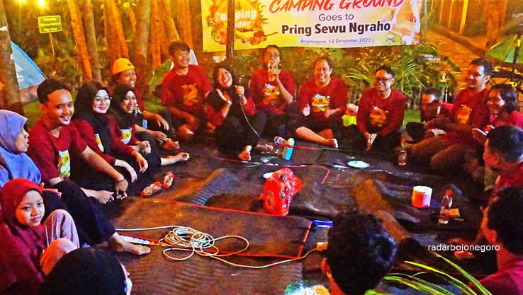 SALING MENGUATKAN: Pengunjung sedang menikmati malam di tepi Bengawan Solo, tepatnya di Desa Payaman, Kecamatan Ngraho. (YUAN EDO/RADAR BOJONEGORO)